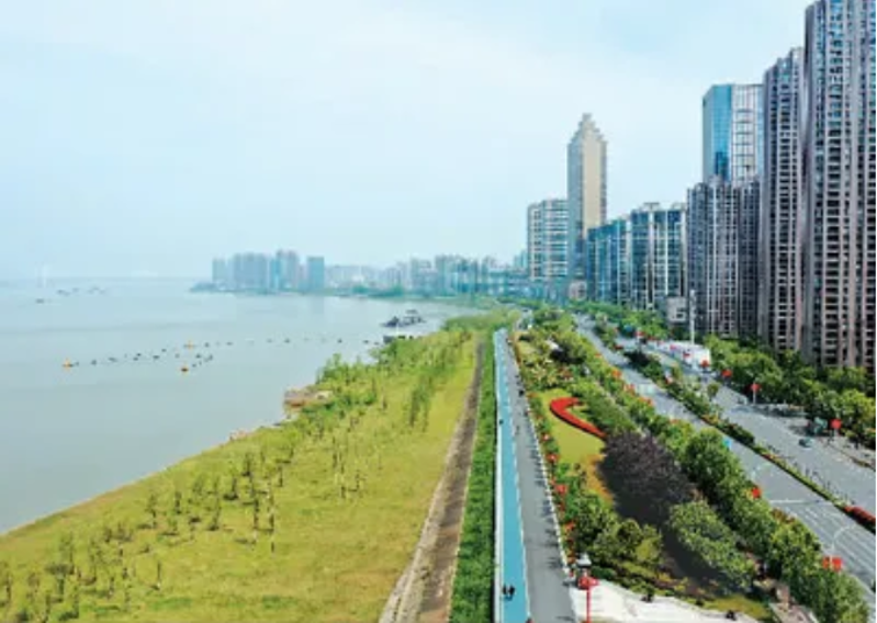 ▲整治后的安徽省芜湖市十里江湾已成为当地一道美丽风景线。(资料图片) ▲整治后的安徽省芜湖市十里江湾已成为当地一道美丽风景线。(资料图片)
